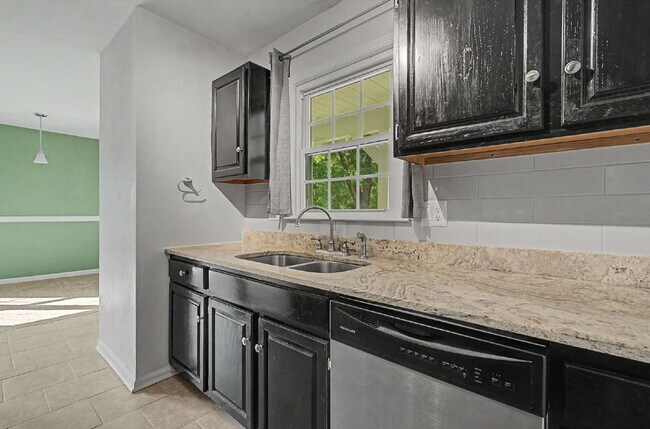 Building Photo - 2-Bedroom Condo Retreat in the Heart of Cary!