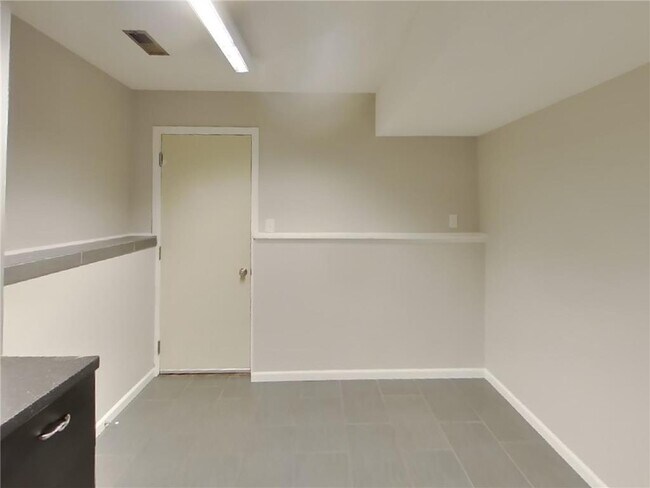Building Photo - 6421 Limerick Dr
