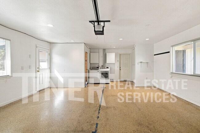Building Photo - 639 Flower Dr