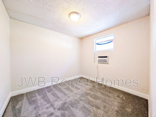 Building Photo - 1530 W 21st St