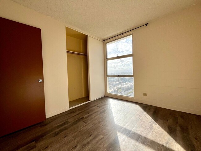 Building Photo - Liliha Square: 2 Bed, 1 Bath Apartment w/ ...