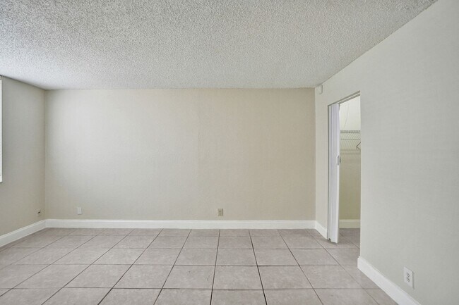 Building Photo - 3 BED/2BATH