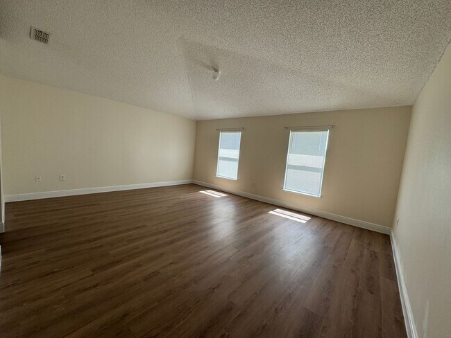 Building Photo - Spacious and Comfortable House for Lease