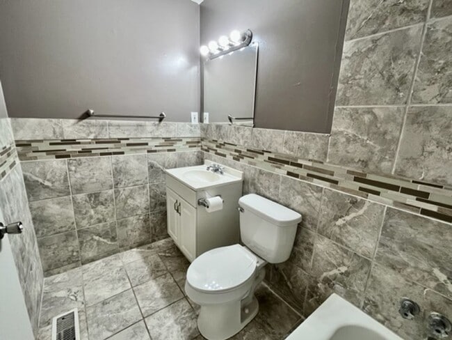 Building Photo - Rental Avail in Montclair!