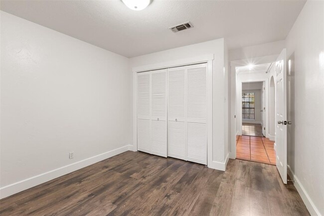 Building Photo - 6005 Sun Vista Dr