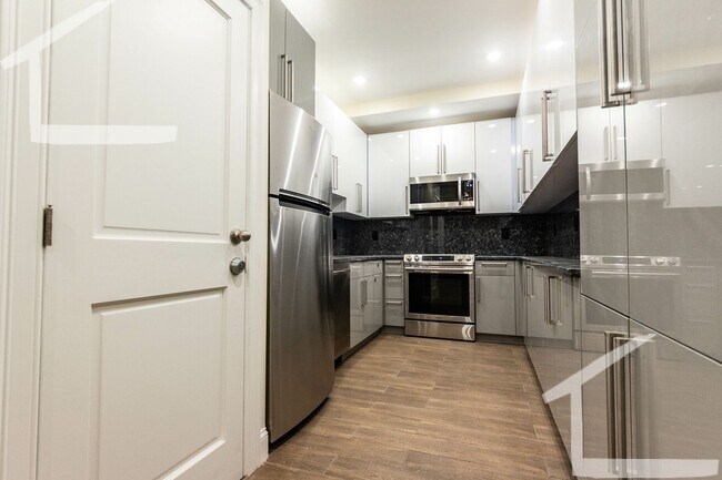 Building Photo - Charming, Renovated Apt near C-Line with 2...