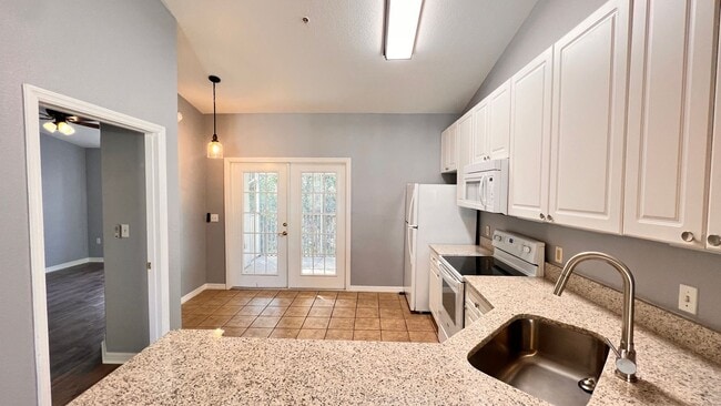 Building Photo - Stylish 2BR/2BA Condo in the Heart of Oviedo – Comfort, Convenience & Resort-Style Living! WASHER...