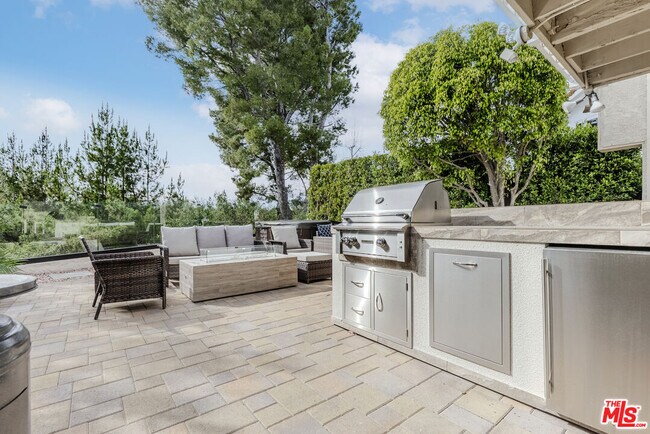 Building Photo - 2637 Angelo Dr