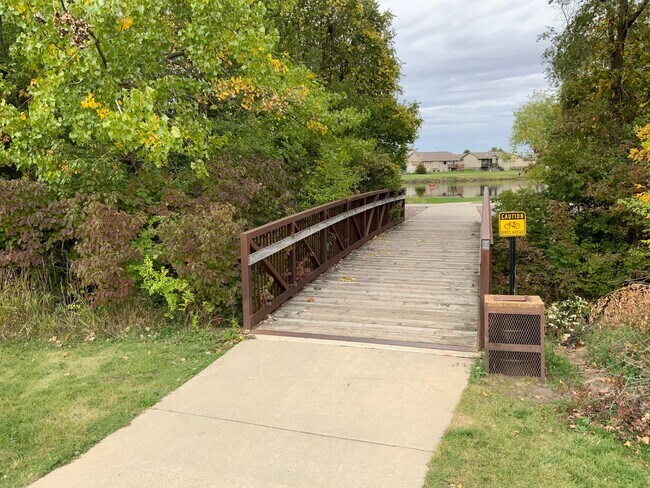 Building Photo - 2002 NW Hickory Ln