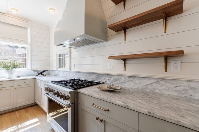 Building Photo - 81 Delmont Dr NE