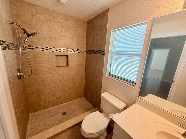 Building Photo - Beautifully updated 3BR/2BA home in a prime North Port location!