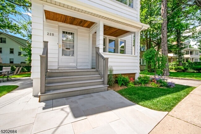 Building Photo - 225 Elmwood Ave