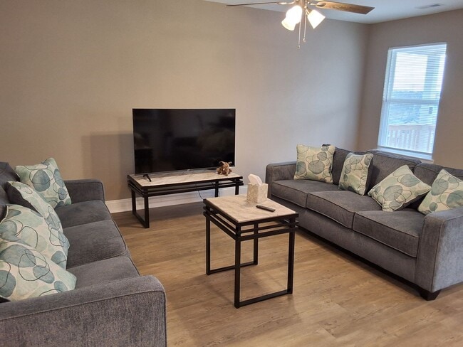 Building Photo - Knoxville 37921 - Fully Furnished - 3 bedroom, 2 bath home - Contact Sharon Arnwine (865) 313-7215