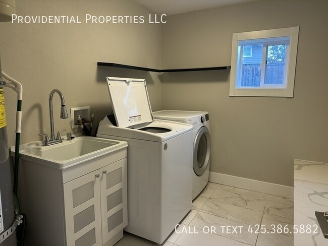 Building Photo - 10521 NE 139th St