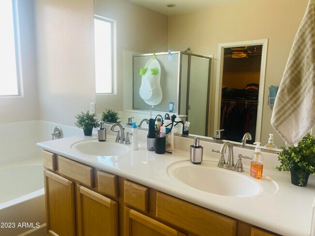 Building Photo - 453 W Lantana Pl