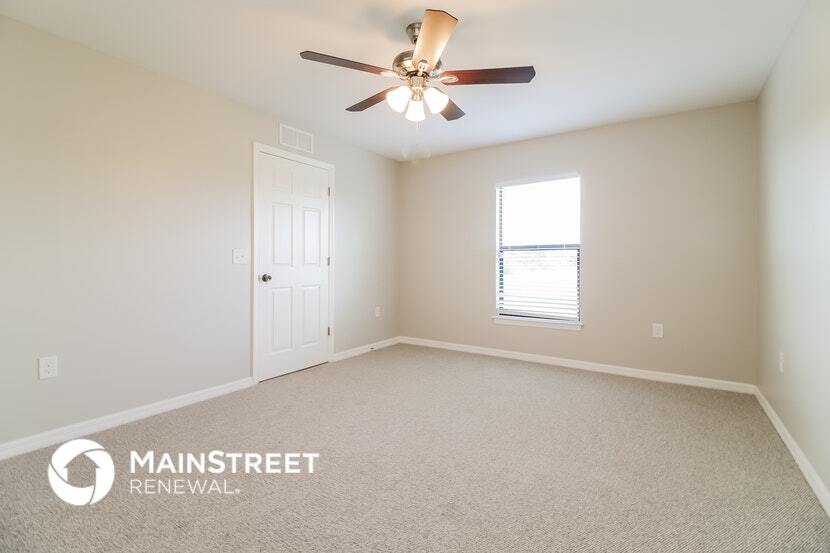 Building Photo - 719 Center Lake St