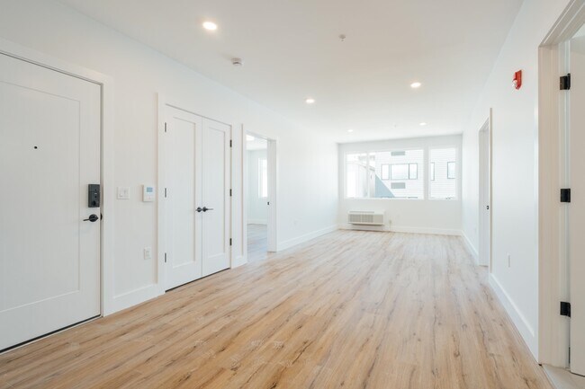 Building Photo - 67 Summer Ave