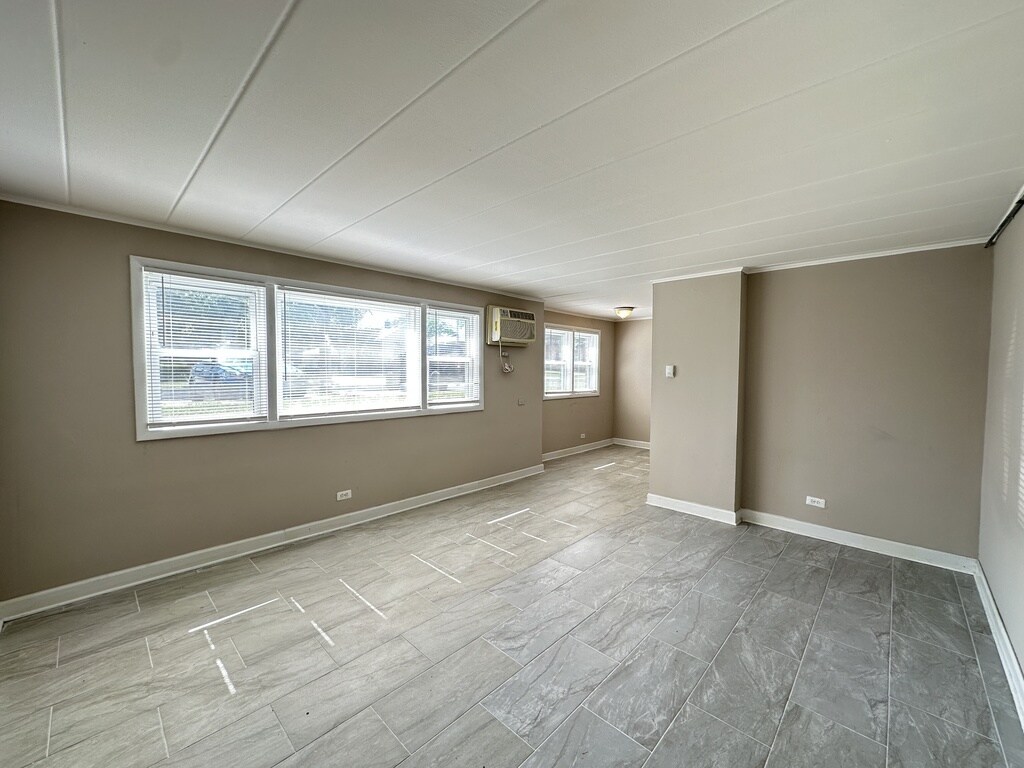 Building Photo - 9630 Ivanhoe Ave