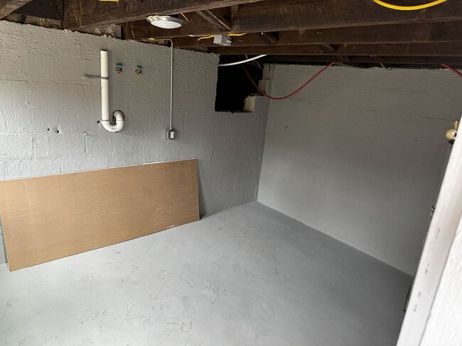 Building Photo - 2 Bedroom Home with Spacious Backyard and Modern Upgrades