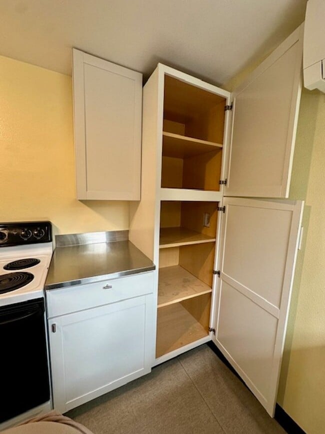 Building Photo - Great one bedroom unit in mid-town!  A mus...