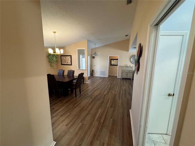 Building Photo - 549 Warwick Ln