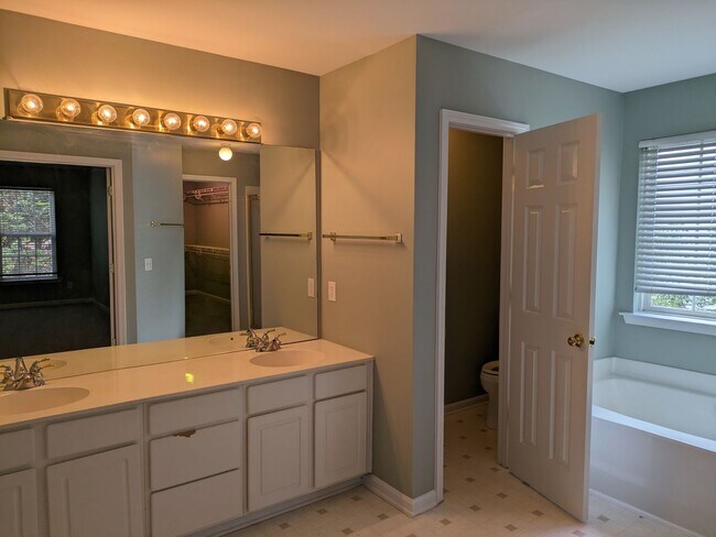 Building Photo - 4 Bedroom Home in Winslow Bay!