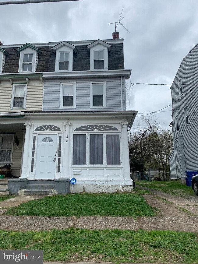 Building Photo - 822 Columbus Rd