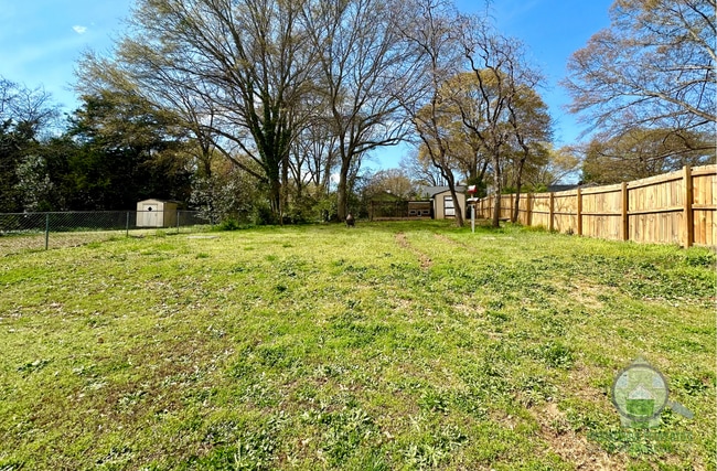 Building Photo - 107 Sycamore Dr