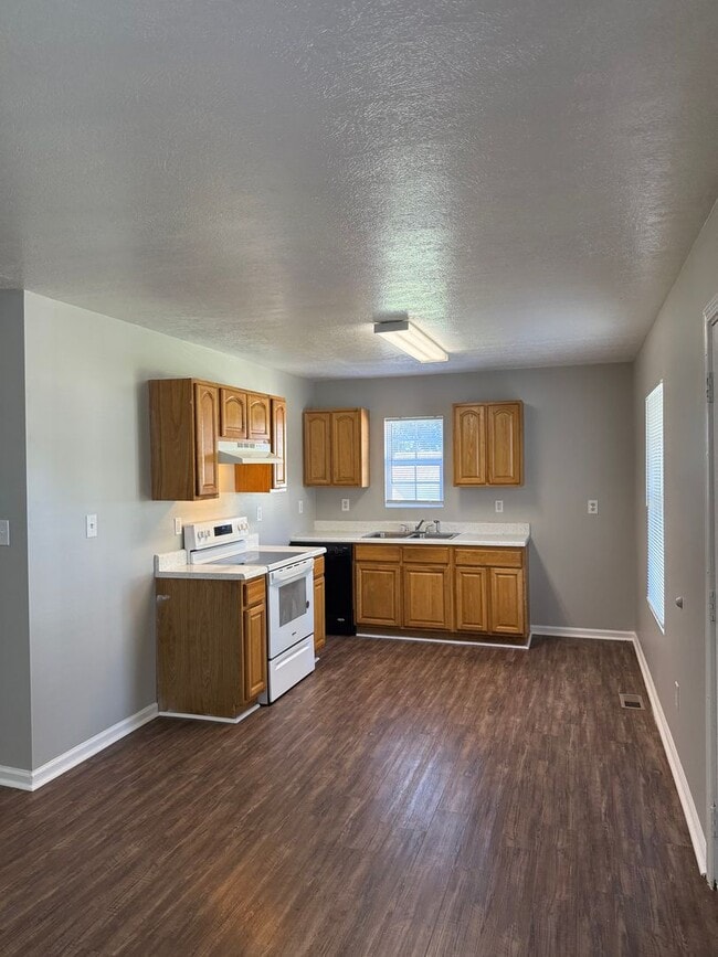 Building Photo - Charming 3 bedroom 2 bath bungalow- brand ...