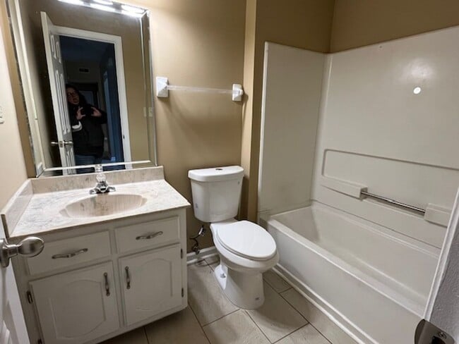 Building Photo - Renovated 3 Bedroom 2 Bath Home with 2 Car Garage for Rent!!