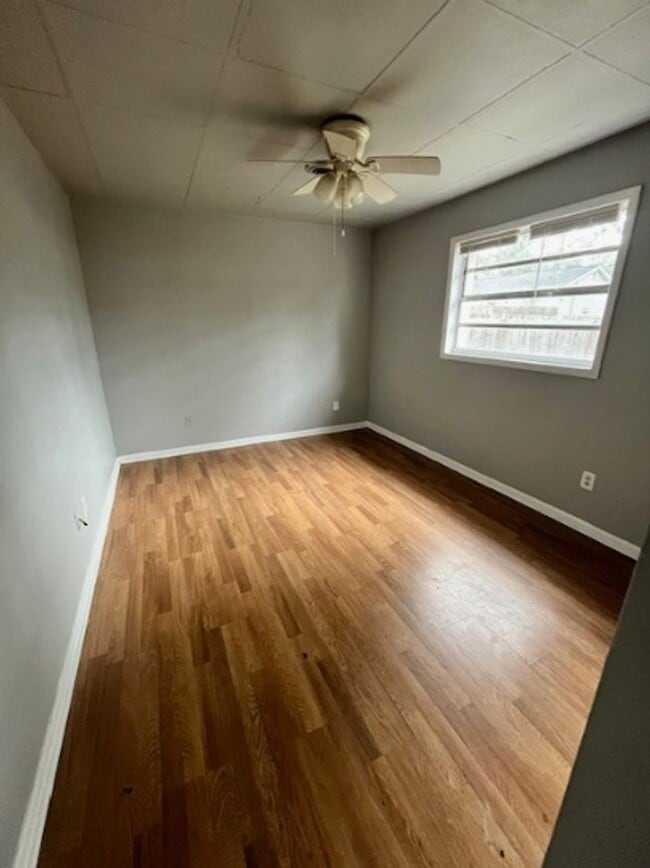 Building Photo - 304 Ashwood Dr