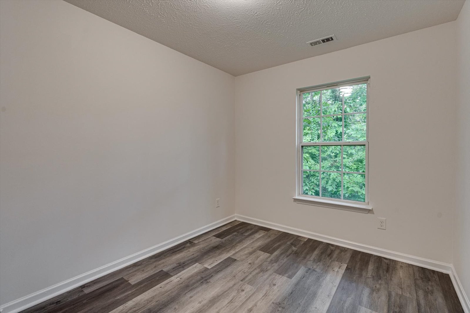 Building Photo - 913 Sylvan Dr