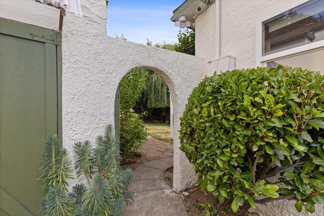 Building Photo - 7227 SE Hawthorne Blvd