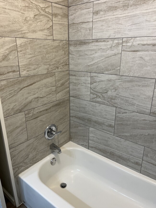 Tub/Shower - MB Country Meadow Apartments