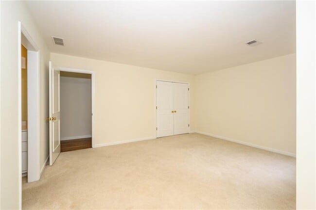 Building Photo - 1034 St James Crossing