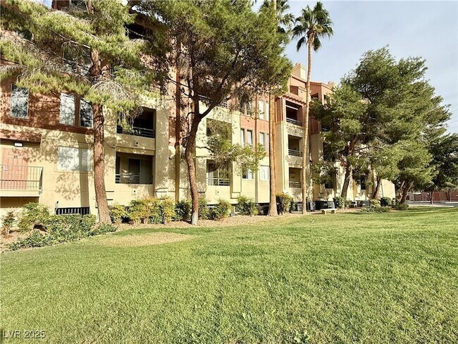 Building Photo - 220 E Flamingo Rd