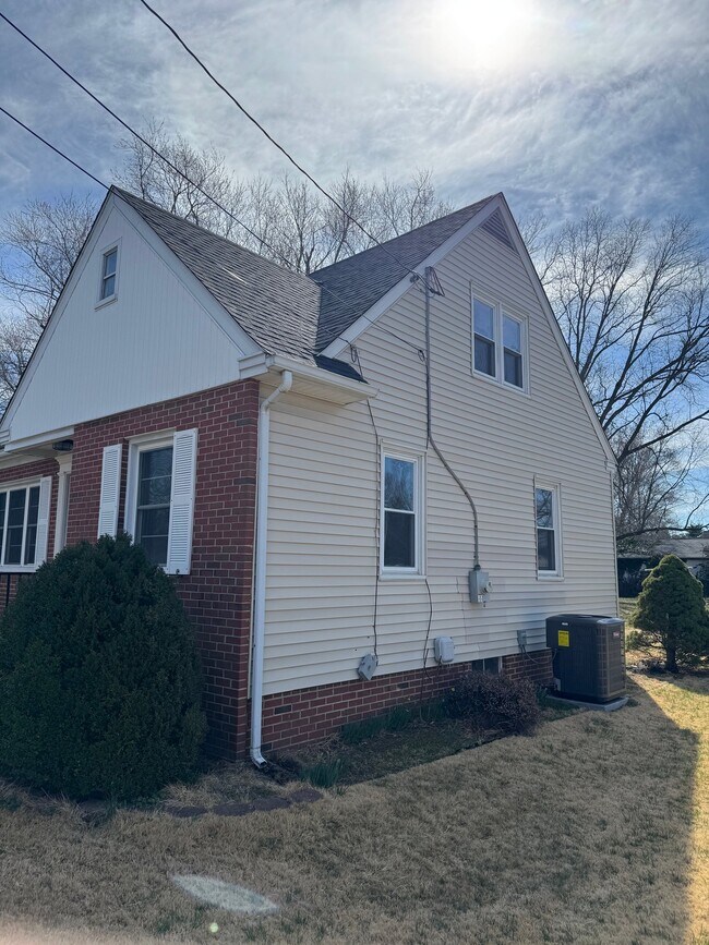 Building Photo - 1302 Hazel St