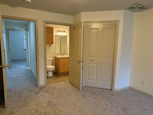 Building Photo - Updated 2 Bedroom, 2 bath Duplex in Springfield