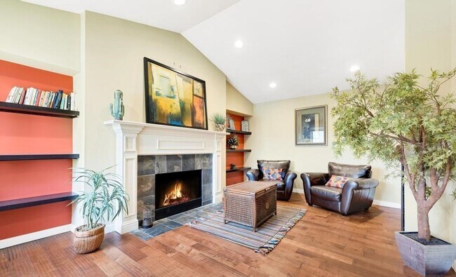 Building Photo - Luxurious, Bright and Meticulously Maintained 2 Bed and 2 Bath Condo