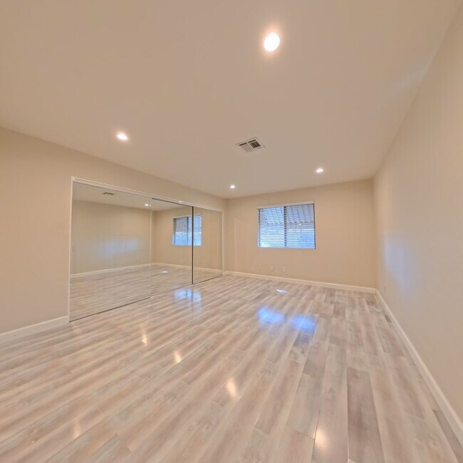 Building Photo - Modern style 2 Bed 2 bath Condo 1st Floor at The Lakes!