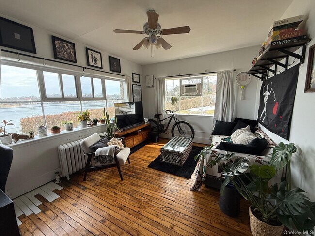 Building Photo - 293 W Shore Rd