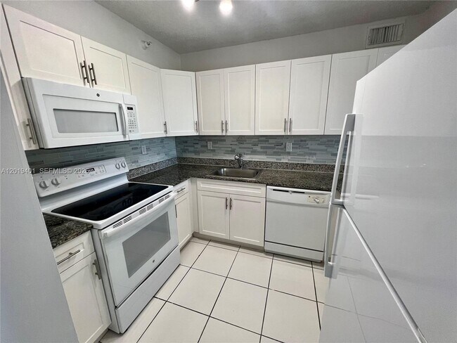 Building Photo - 9601 Fontainebleau Blvd