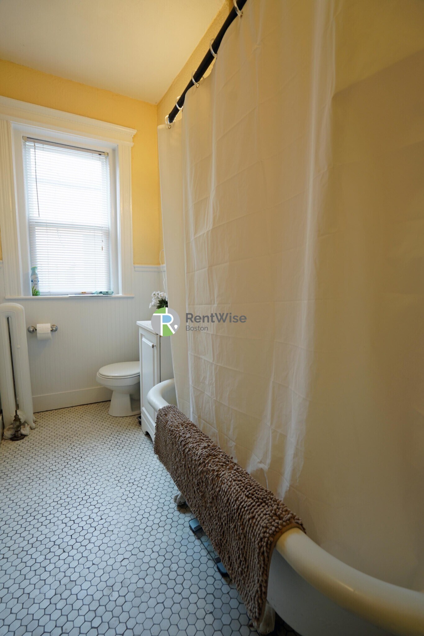 Building Photo - 76 Gordon St