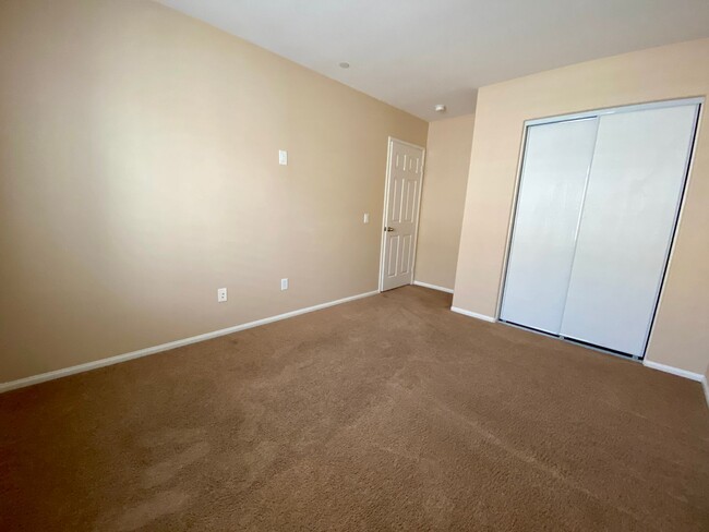 Building Photo - Spacious 3 bed 2.5 bath Townhouse