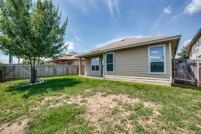 Building Photo - Beautiful 3 Bedroom in Republic Oaks Community