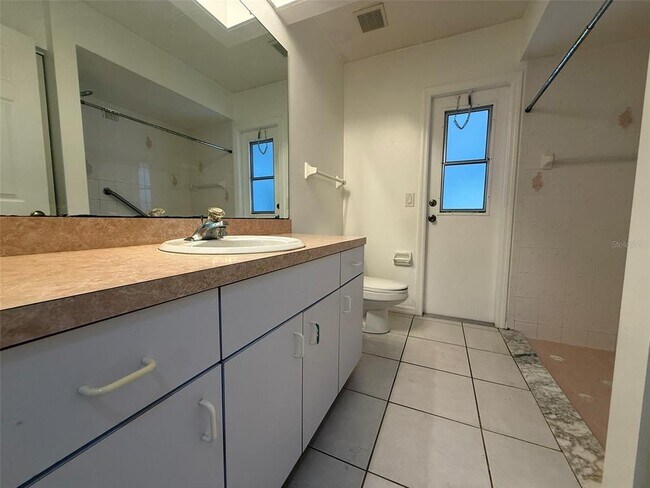 Building Photo - 1001 S Wapello St