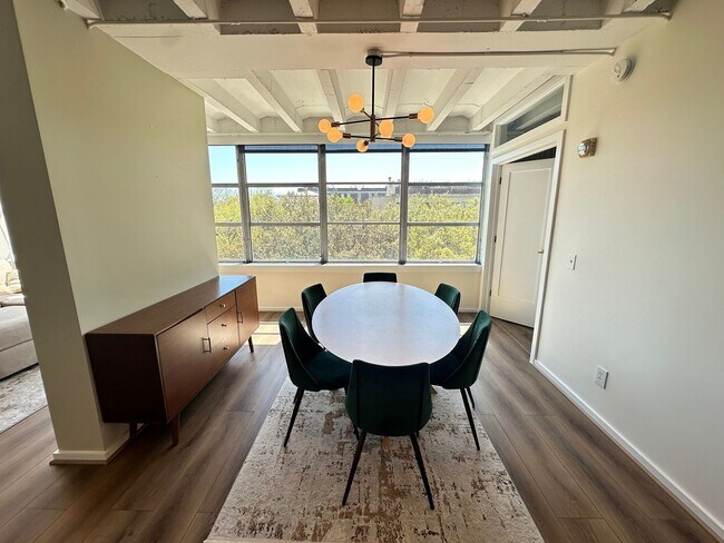 Building Photo - 1 BED | 1.5 BATH | HIGH RISE CONDO | DOWNTOWN SAVANNAH | E Liberty & Drayton St