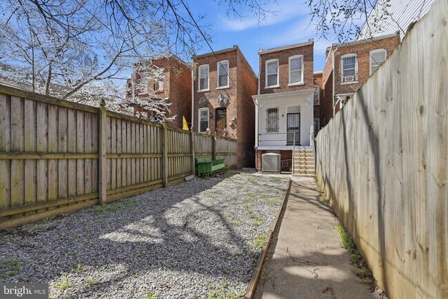 Building Photo - 707 15th St NE