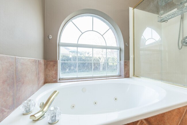 Building Photo - 7111 Glenwood Dr