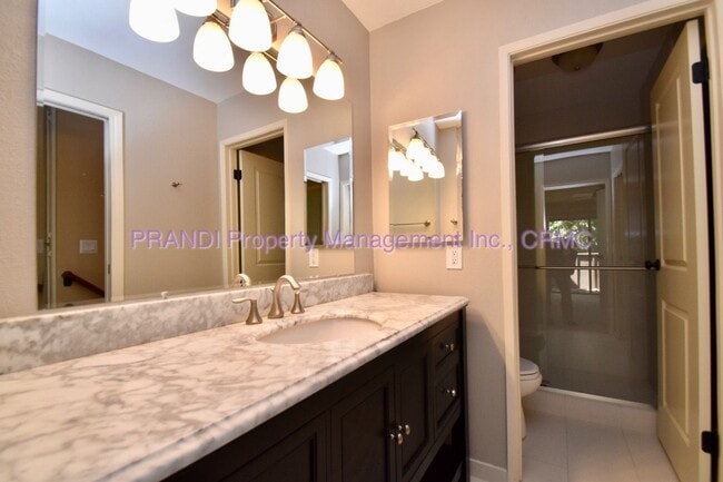Building Photo - Lovely 3-Bedroom Townhouse in Desirable Pa...